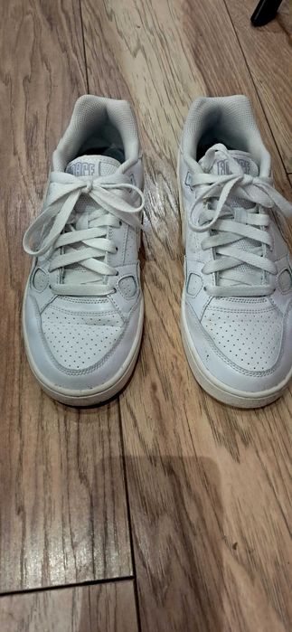 Бели дамски кецове Nike