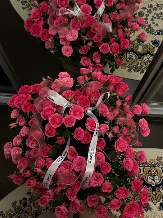 Цветы, кустовые розы в корзине