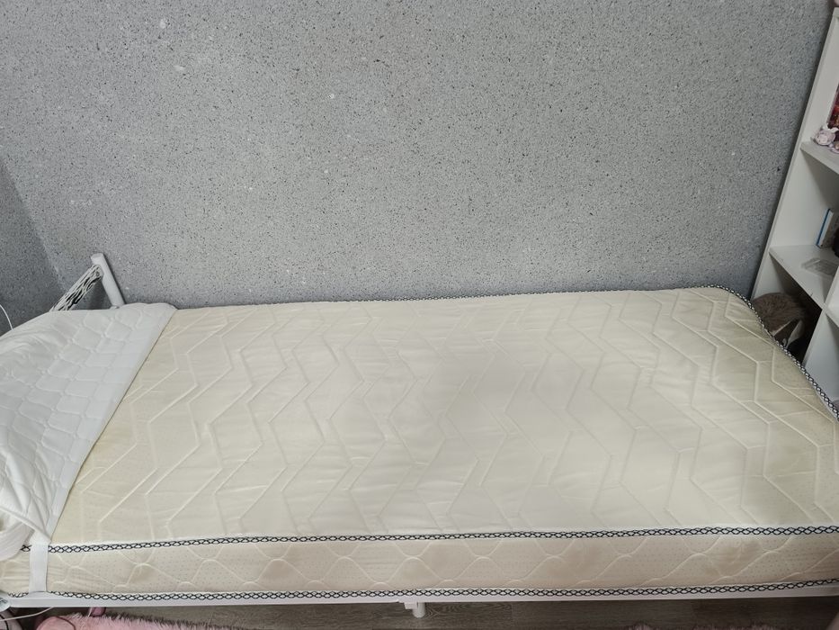 Продам кровать с матрасом