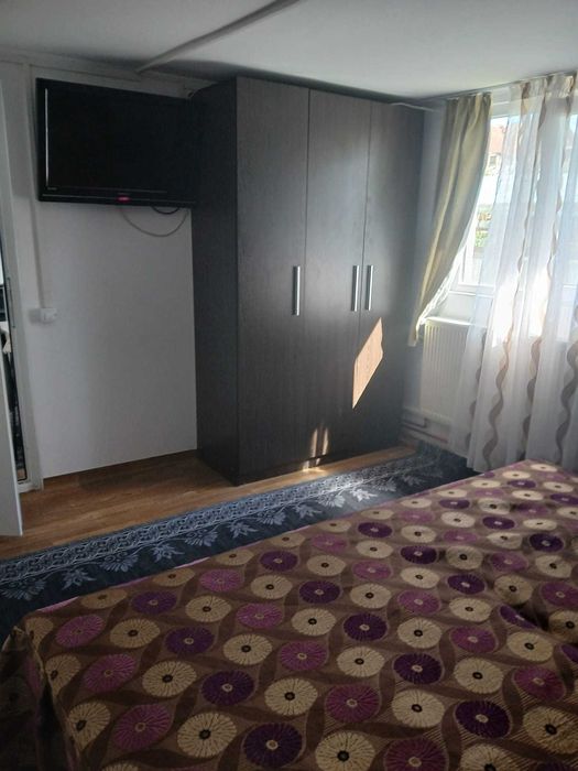 Închiriez garsoniera la curte