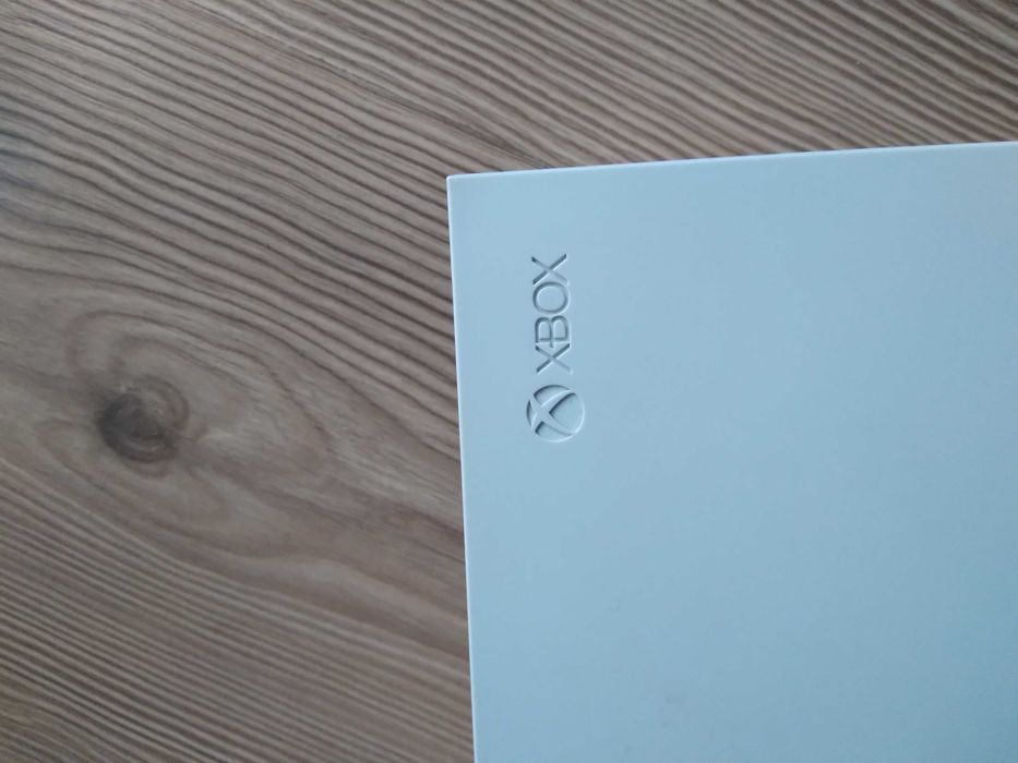 Xbox One S 500 GB + игри