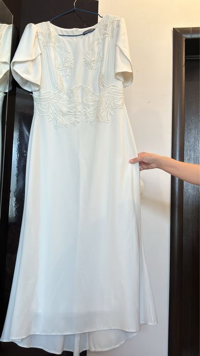 Ақ вечерный көйлек сатылады.