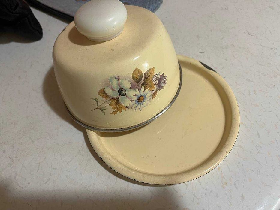 Продается металлическая масленка с крышкой.