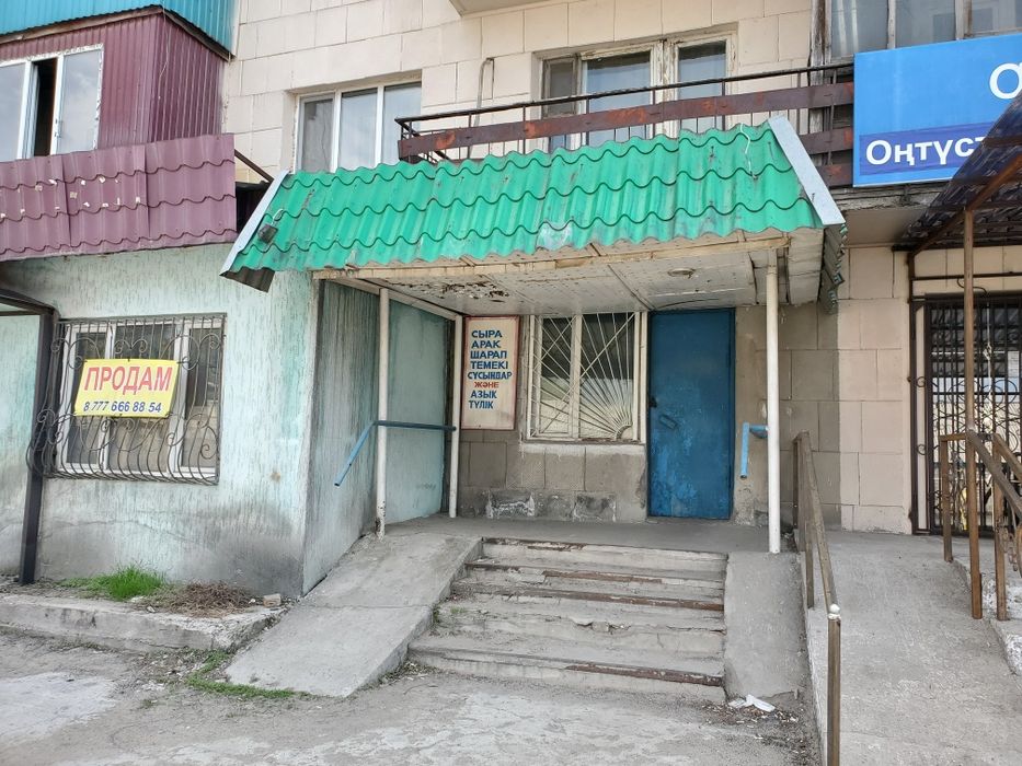 Магазин около воскресного базара