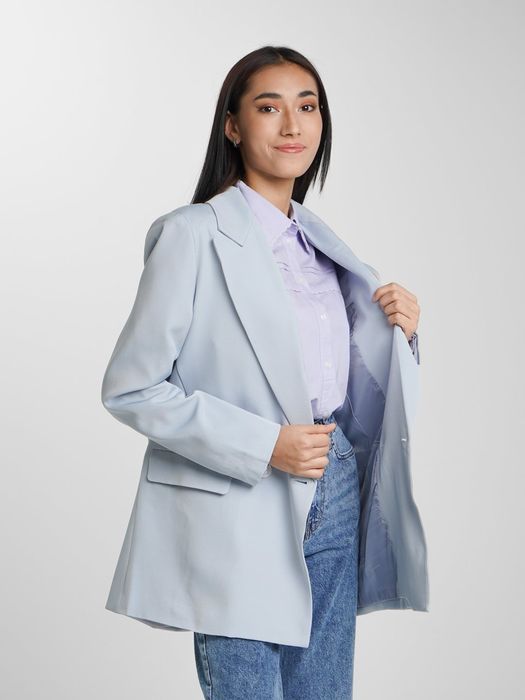 Голубой нежный костюм отлично смотрится с джинсами также с классикой