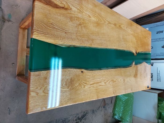 Mese unicat din lemn si rasina epoxidica