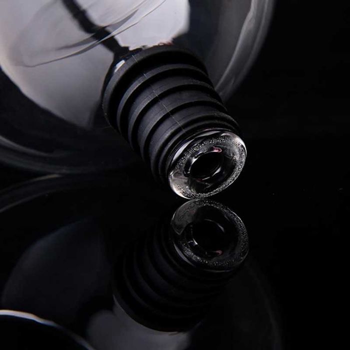 Стъклена чаша за пиене директно от бутилката с вино