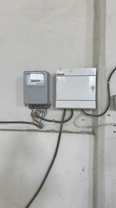 DE ÎNCHIRIAT HALĂ INDUSTRIALĂ | ROZNOV | CURTE VINCA