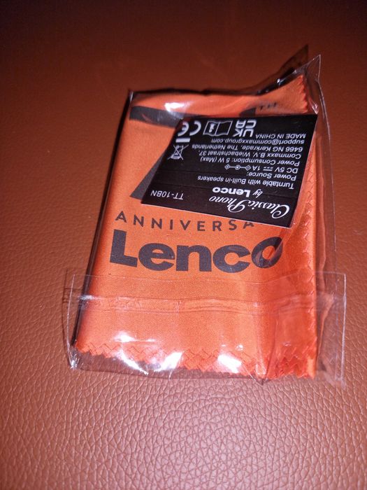 Грамофон с вградени високоговорители
високоговорители