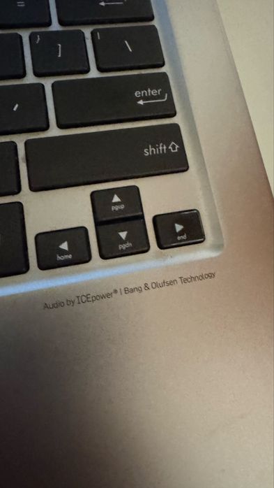 Laptop ultra-subțire ASUS UX-303UA cu Intel 5 gen 6