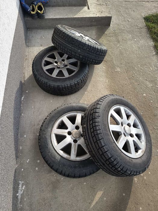 Vând cauciucuri cu tot cu jante 185/65/14