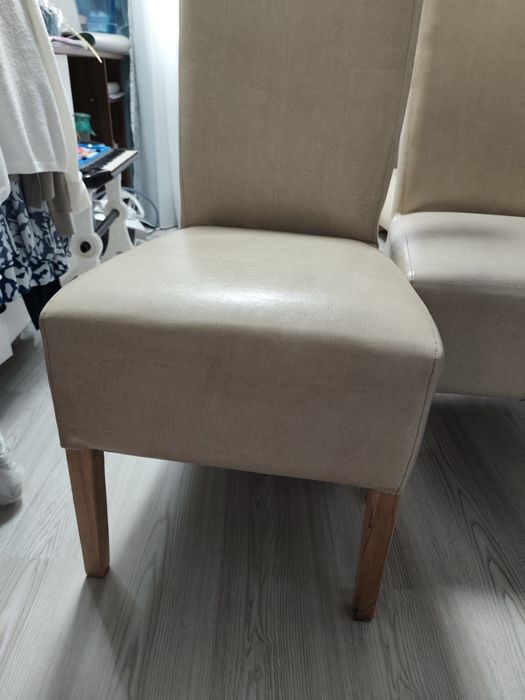 Vând masa IMPECABILĂ cu 4 scaune