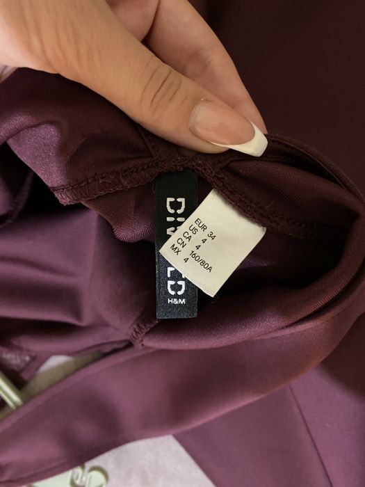 Рокля с ефектен гол гръб