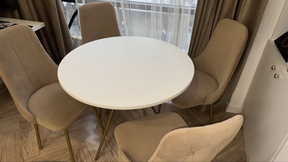 Кухонные стол и стулья