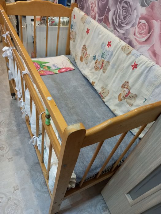 Продам детскую кроватку с матрасом