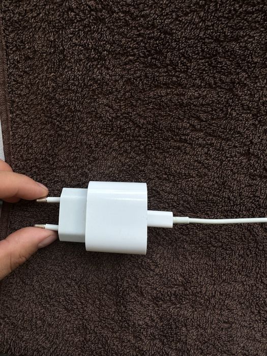 Încărcător complet ORIGINAL Apple Iphone cu cablu de date mufă tip Lightning + adaptor de priză Apple cu putere de 20w. Iphone 11, 12, 13, 14 pro max