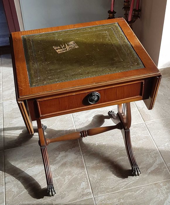 Старинно дървено шкафче- масичка