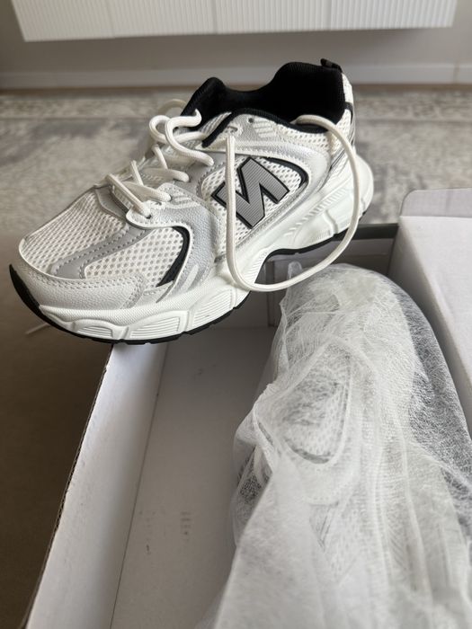 Кроссовки женские