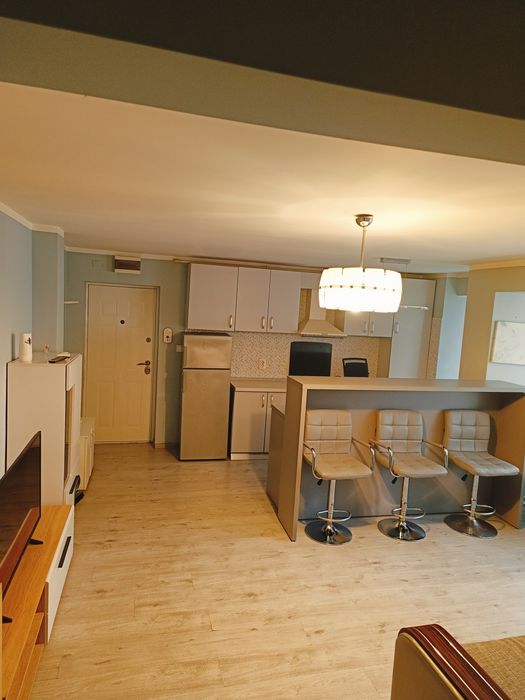 Închiriez apartament cu 2 camere