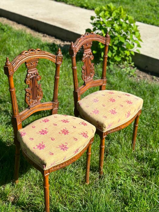 Set salon vintage Louis XVI – măsuță cu blat din onix și 2 scaune din lemn masiv