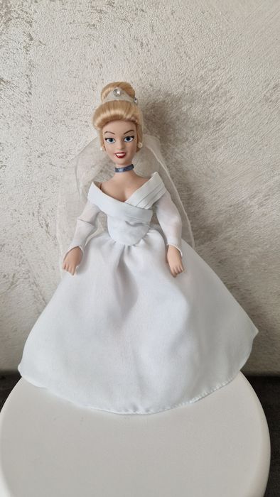 Papusa Disney din portelan