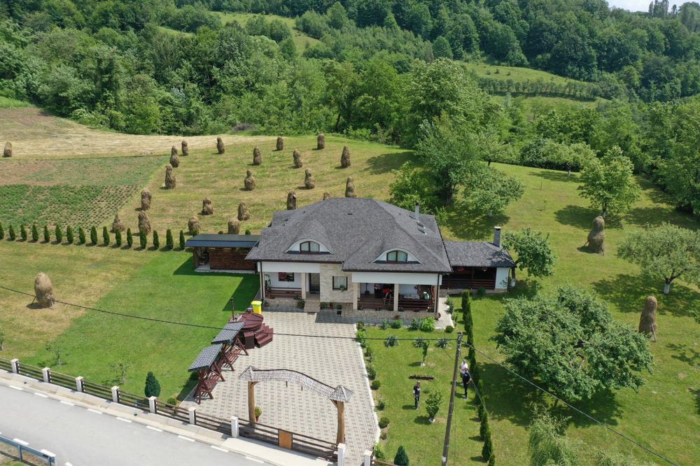 Cabana / pensiune cu ciubăr jacuzzi de inchiriat Pe Vale La Moco