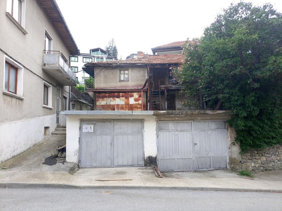 Къща с два гаража