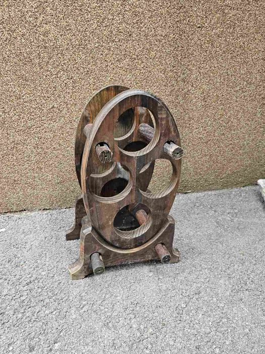 Шкаф с дърворезба и фрезовани елементи