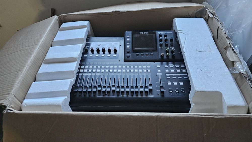 Mixer TASCAM  digital