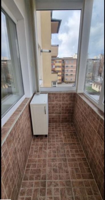 Închiriez apartament 2camere  bucătărie separata  baie sibalcon