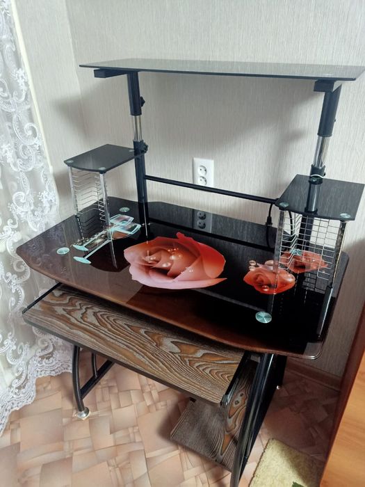 Продам компьютерный стол
