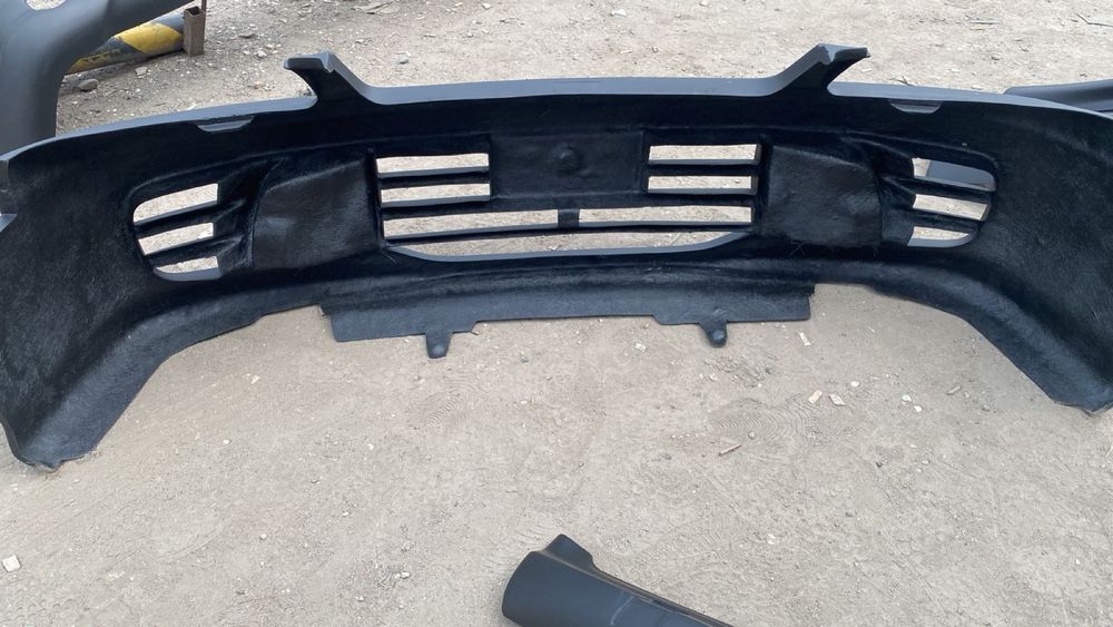 Бампер перелний  Nissan Rnessa