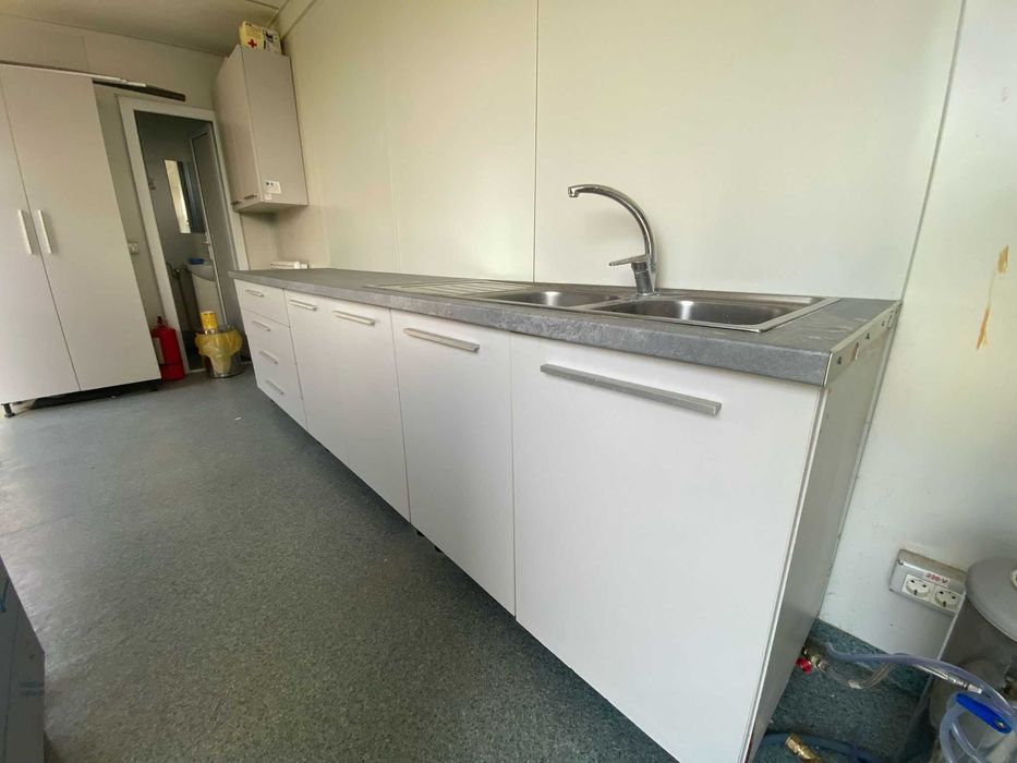 Mobilier modern de bucătărie în nuanțe de alb și gri