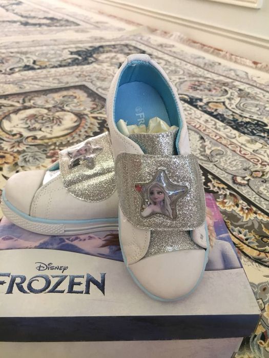 Продается детские кроссовки