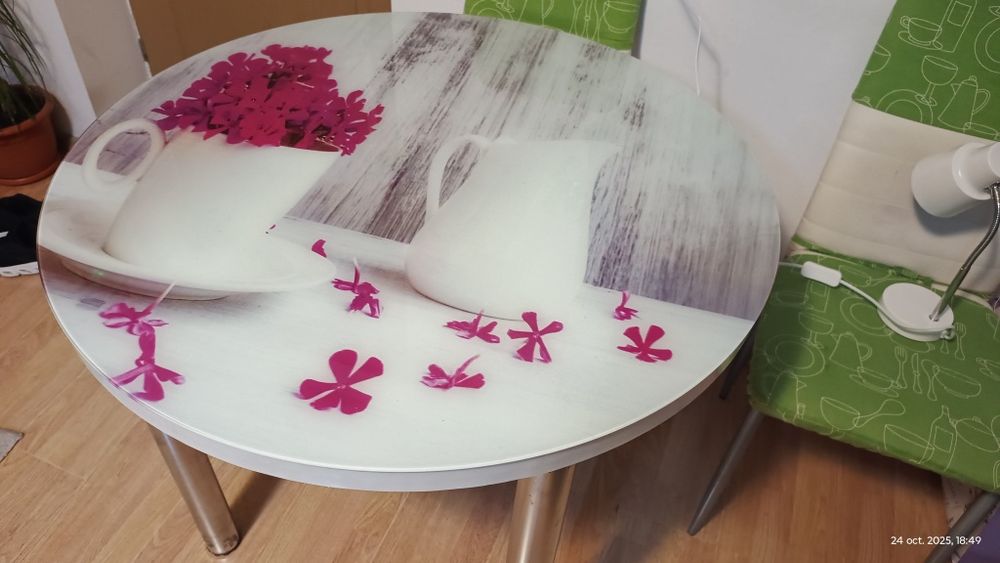 Vând masa rotunda sticla