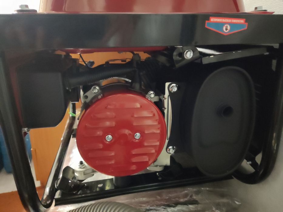 Бензиновый генератор uragan red