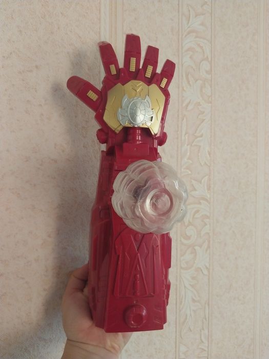 Рука железного человека с реляет арбизами