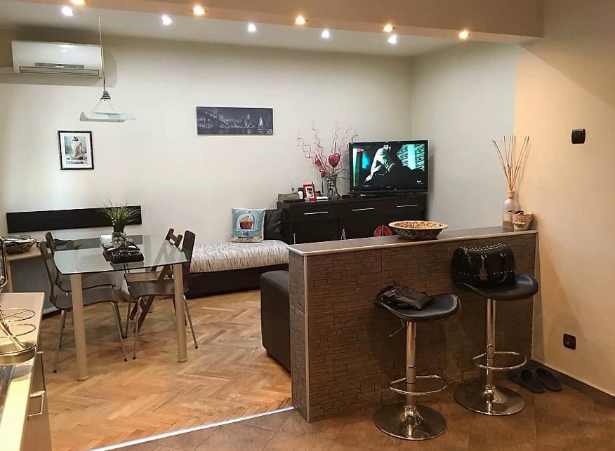 Дава се под наем Двустаен апартамент в Пловдив, Център - 60 кв.м за 400 € - Снимка #2