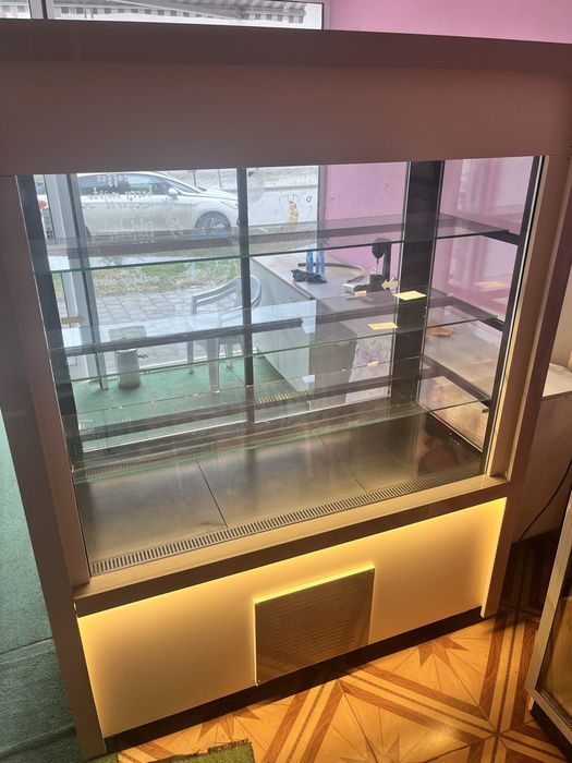 Сладкарска витрина за торти