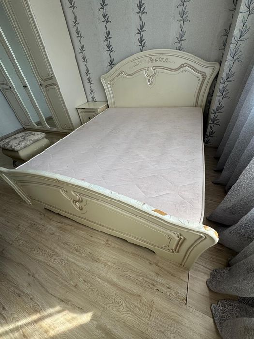 Продам спальный гарнитур