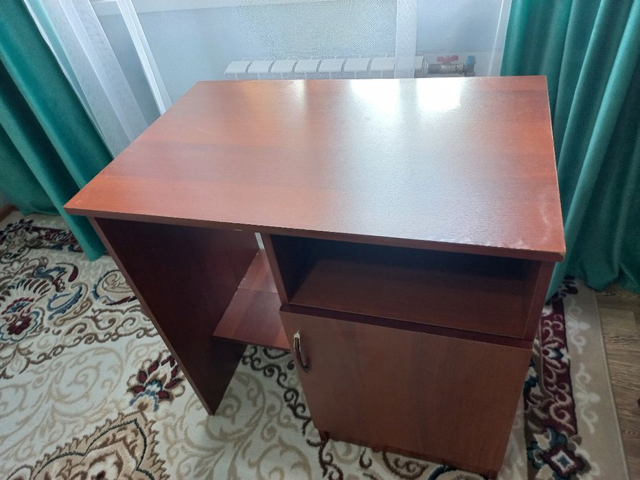 Продам компактный стол