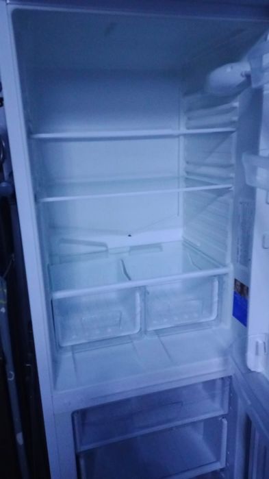 Холодильник Indesit.