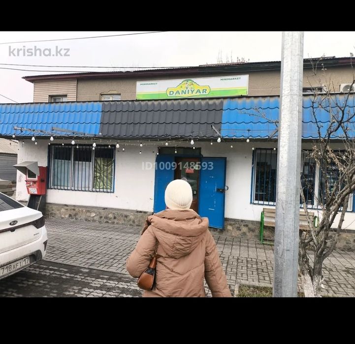 Помещении вдоль дороги