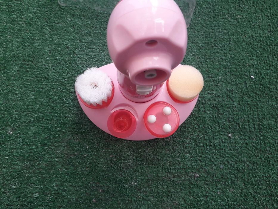 чисто нова електрическа четка за лице с приставки