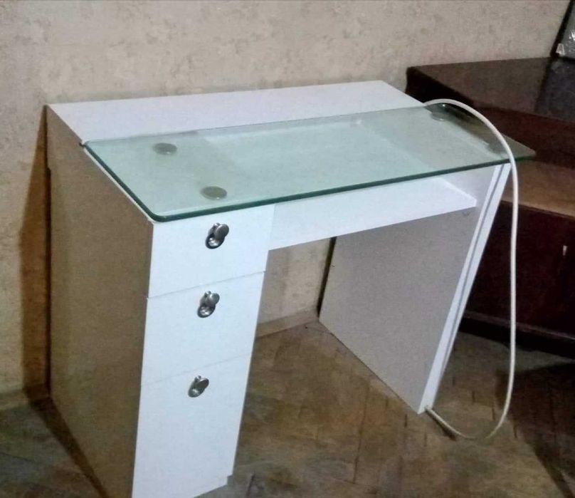 Маса / Бюро за маникюр