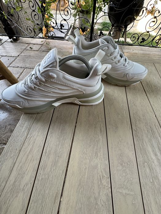 Givenchy X Chito Women's Graffiti Giv 1 Runner originali