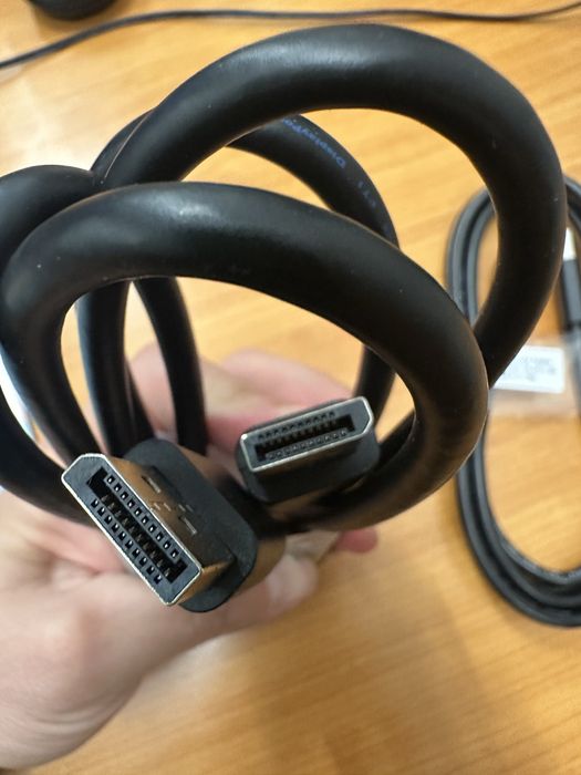 2 броя кабели за компютър и монитор – DisplayPort и USB-C