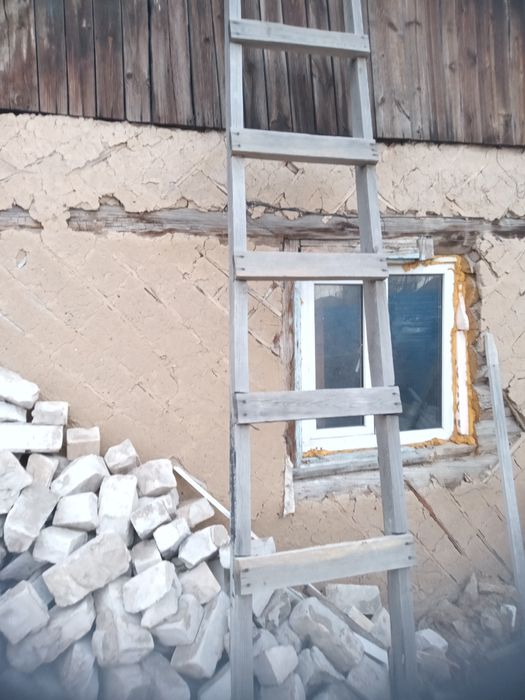 Жерди .кирпич.лесница