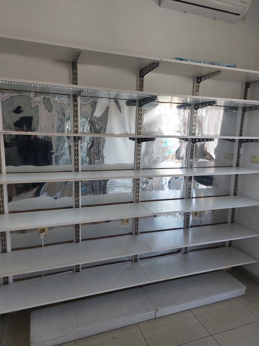 Продавам търговско оборудване/стелажи