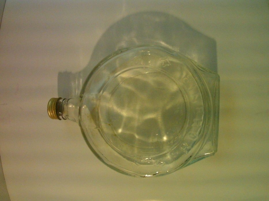 Decoratiuni vitrina bar , sticle vechi de colectie